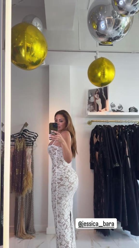 徐娘半老!皮蓬前妻穿吊帶裙自拍,這身材也太炸裂了!