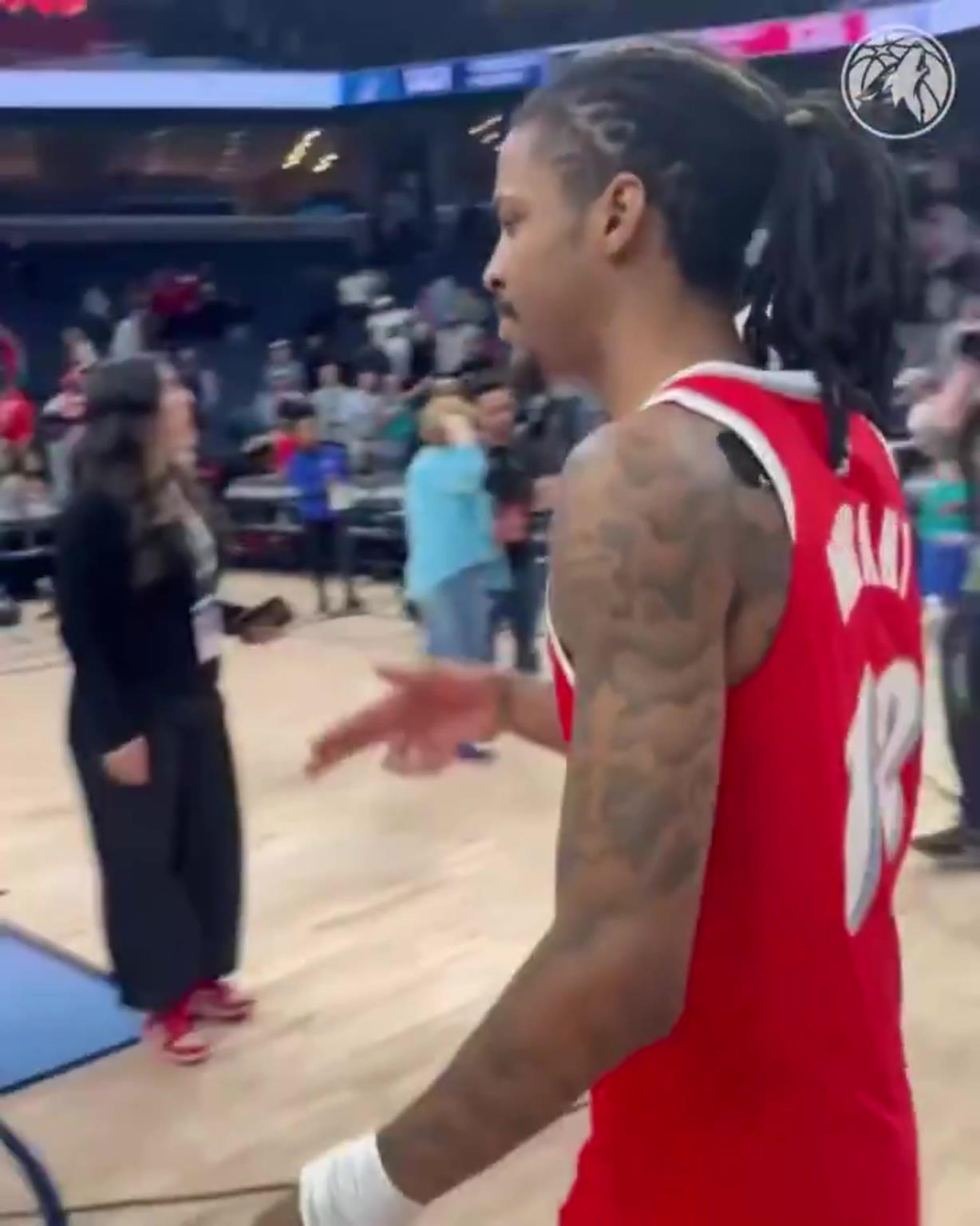 笑死!莫蘭特賽后與華子握手,竟然也是比出“手槍”的手勢