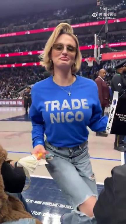 主場不準球迷打印“解雇Nico”標語,女球迷就出此下策