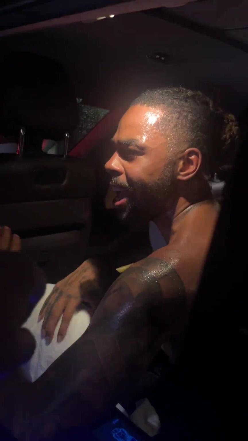 太熱情了!拉塞爾中國行坐車離開球迷們被團團圍住