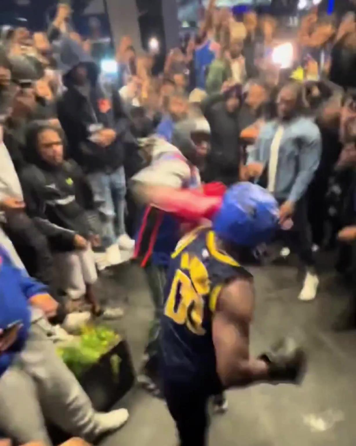 這不比場上好看?尼克斯&步行者球迷賽后直接1v1拳擊