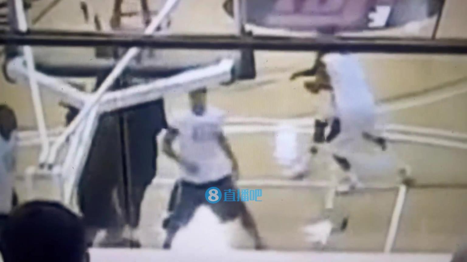 引熱議!美媒翻舊賬:當(dāng)年詹姆斯被大學(xué)生隔扣,耐克沒收了錄像帶