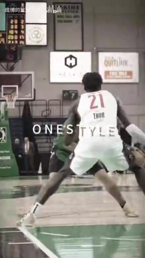 正統(tǒng)美式后衛(wèi)!JD戴維森炒菜后低手合球,對抗上籃打進(jìn)!