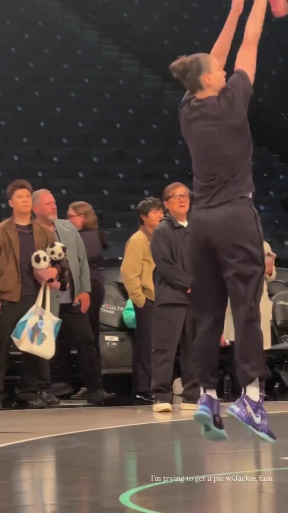 71歲成龍現身巴克萊中心看女籃比賽:她們投籃怎么那么準!!!