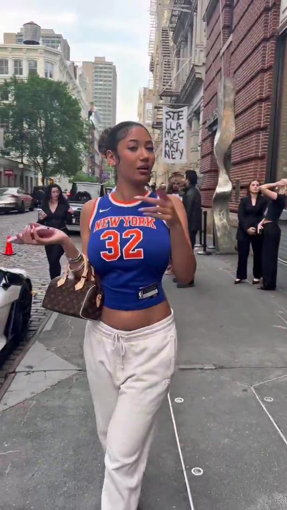 哇塞!一豐滿尼克斯女球迷身穿唐斯球衣,真是太吸引眼球了