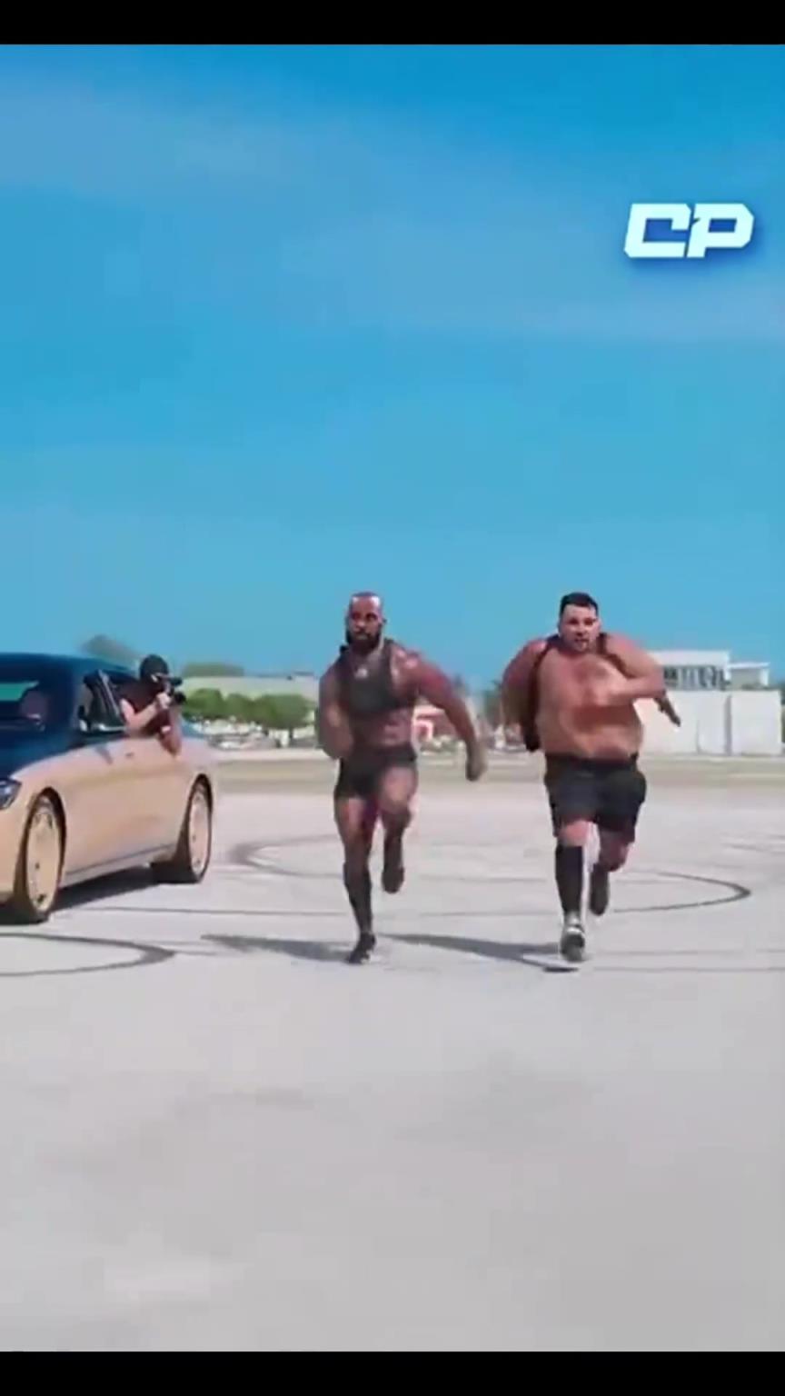 湖人球迷惡搞:休賽期詹姆斯帶著東契奇練體能